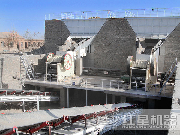 顎式破碎機(jī)破碎現(xiàn)場(chǎng)