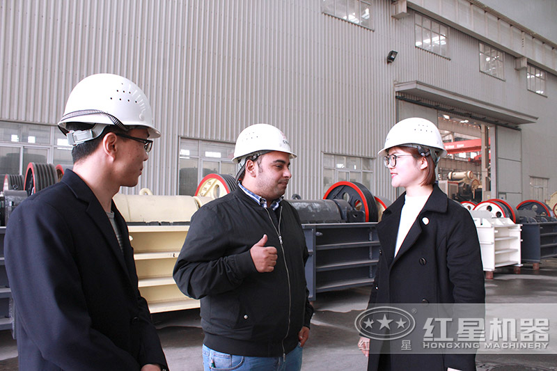 五七破碎石機價格優(yōu)惠，客戶實地考察