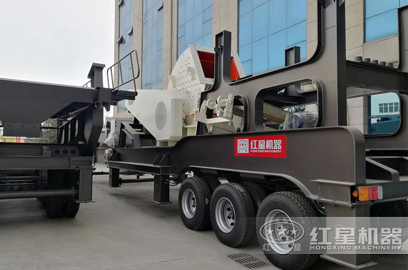 移動(dòng)錘式破碎機(jī)發(fā)貨，移動(dòng)靈活，轉(zhuǎn)場(chǎng)方便，效率高