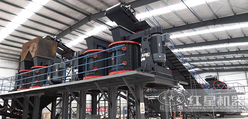 復(fù)合式破碎機作業(yè)現(xiàn)場，多臺設(shè)備搭配