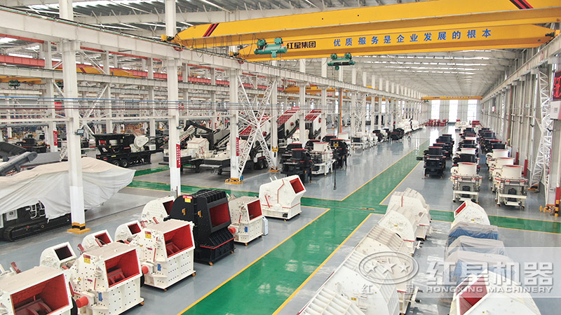 紅星破碎制砂設(shè)備生產(chǎn)車間，設(shè)備種類齊全