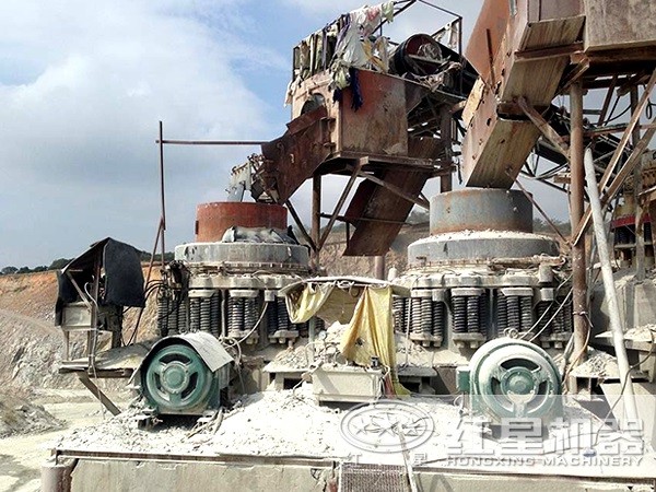 1750圓錐破碎機現場作業(yè)圖