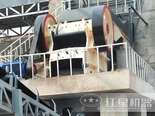 鄂式碎石機作業(yè)現(xiàn)場