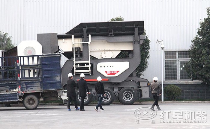 用戶到廠參觀輪胎移動破碎機(jī)