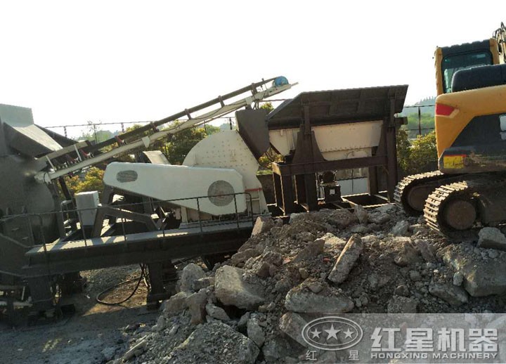 移動(dòng)重錘式破碎站特寫