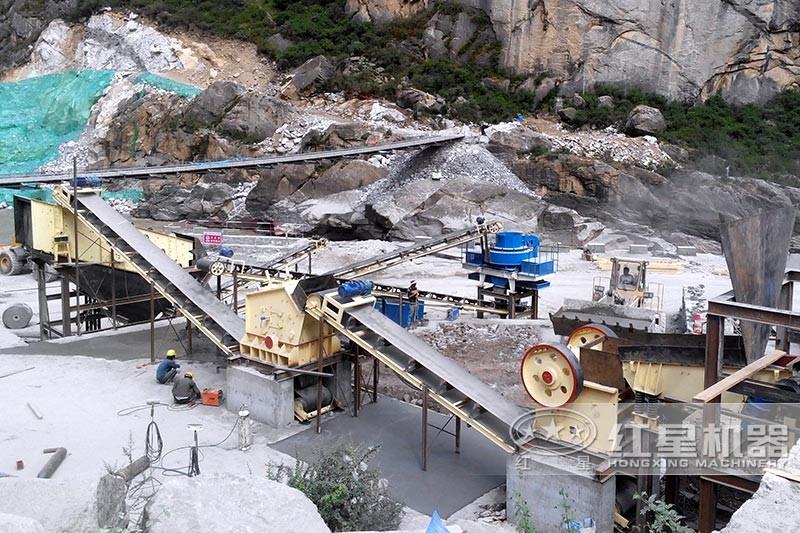 小型石頭破碎機現(xiàn)場