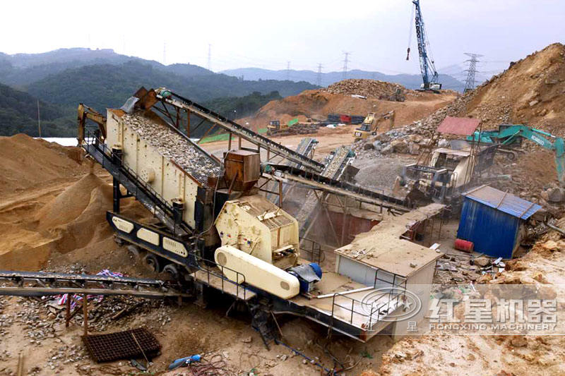 移動(dòng)反擊破+振動(dòng)篩生產(chǎn)現(xiàn)場