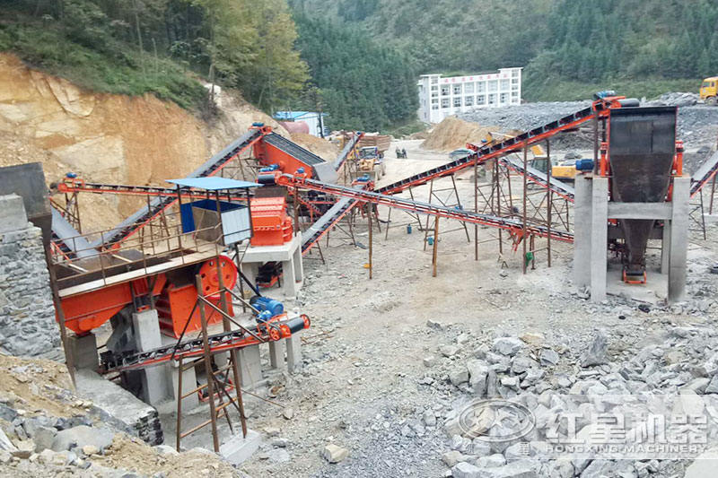 石頭破碎現(xiàn)場，處理中等硬度物料