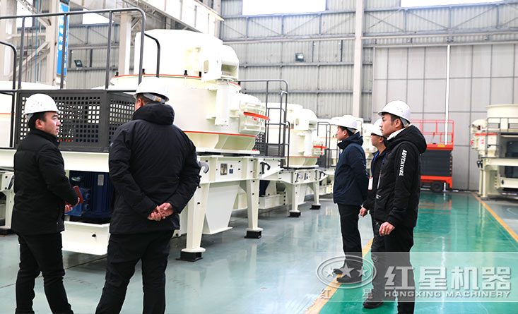 經(jīng)理對鵝卵石粉碎機(jī)設(shè)備講解