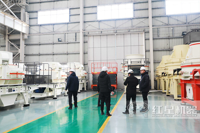 客戶來鵝卵石破碎設備廠區(qū)參觀