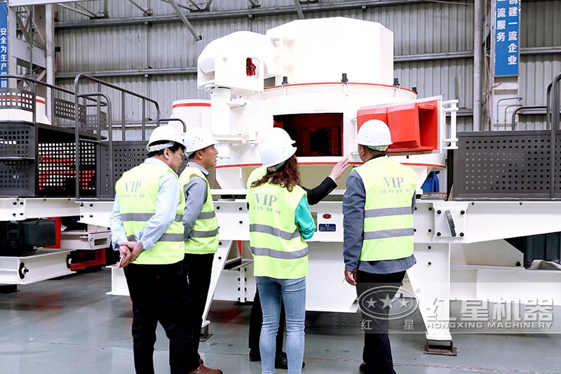 專業(yè)經理為客戶講解制沙機設備