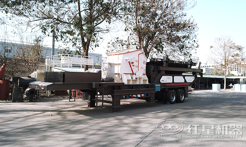 移動破碎石頭的機(jī)器搭載反擊破碎機(jī)