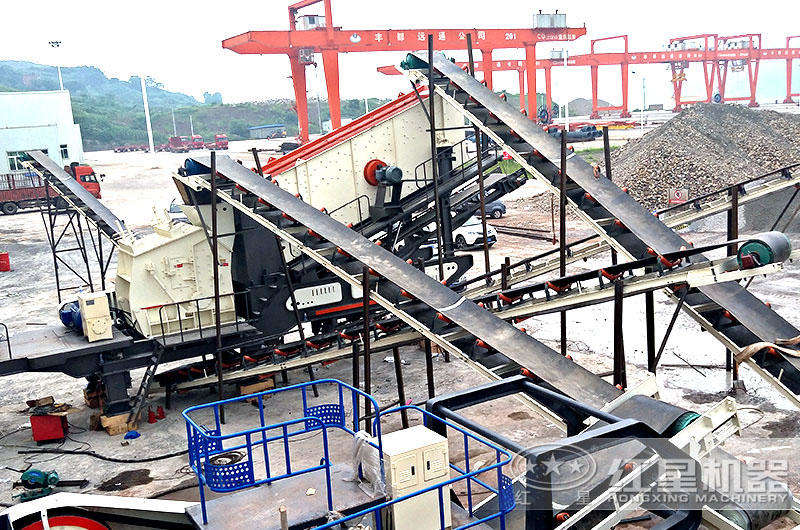 移動(dòng)式制砂生產(chǎn)線設(shè)備掛上車頭就能跑，便于轉(zhuǎn)場(chǎng)