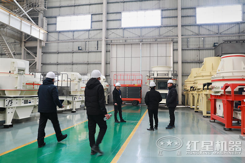 客戶在制砂機車間參觀，更多設(shè)備等你了解