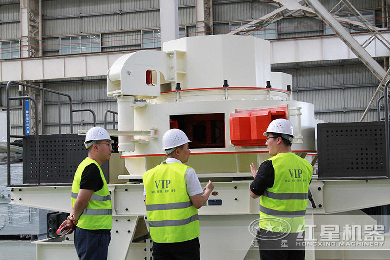 客戶(hù)參觀制砂機(jī)車(chē)間