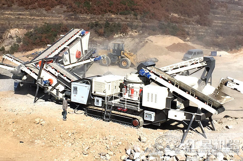 履帶移動(dòng)式破碎機(jī)雙機(jī)聯(lián)合現(xiàn)場(chǎng)，時(shí)產(chǎn)量200噸