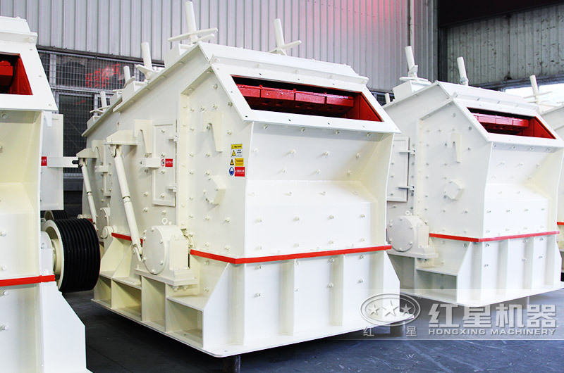 反擊式破碎機沖擊力大，石粉少