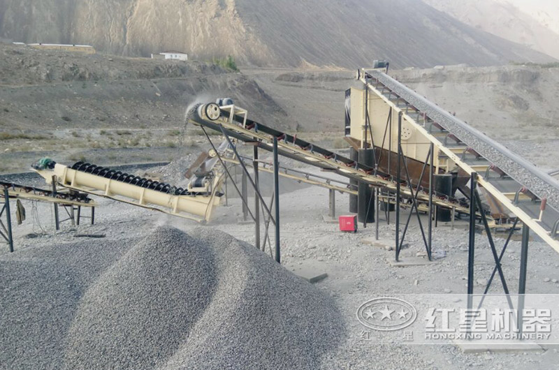 制砂機(jī)加工的機(jī)制砂現(xiàn)場(chǎng)，成品料堆