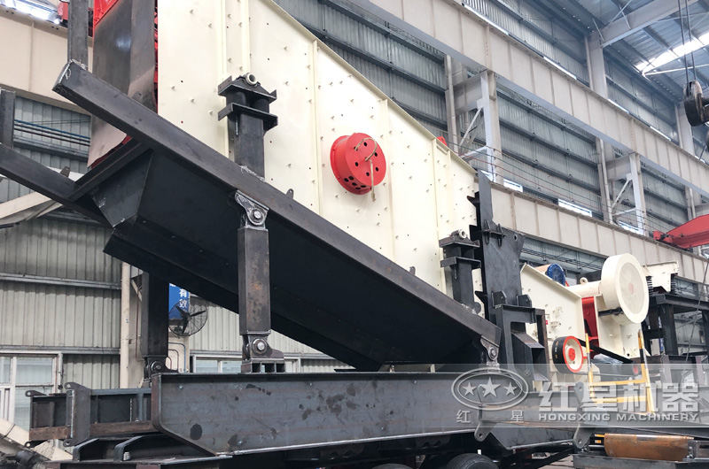 移動破碎篩分一體機(jī)，圖為搭載反擊破和振動篩
