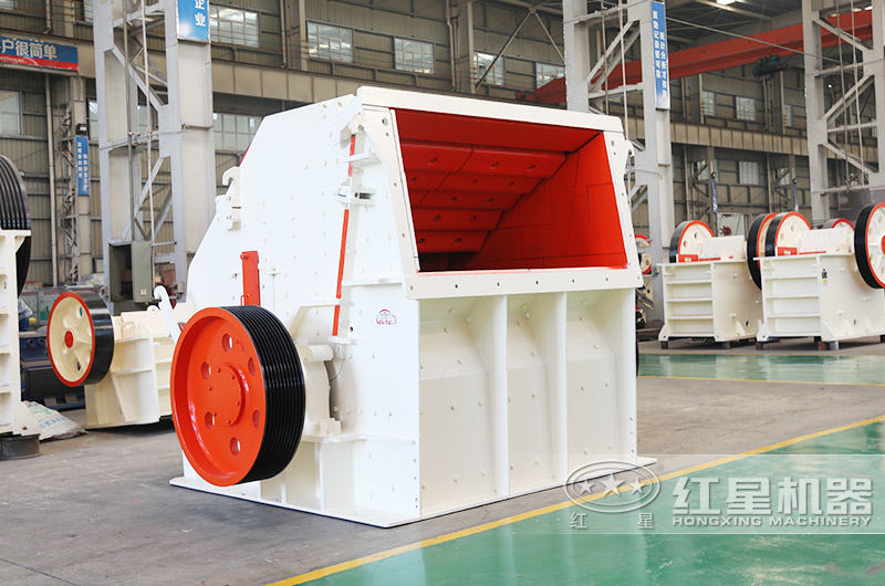 反擊式破碎機沖擊力大，石粉少