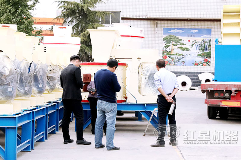 客戶到場參觀，工程師為其量身定制