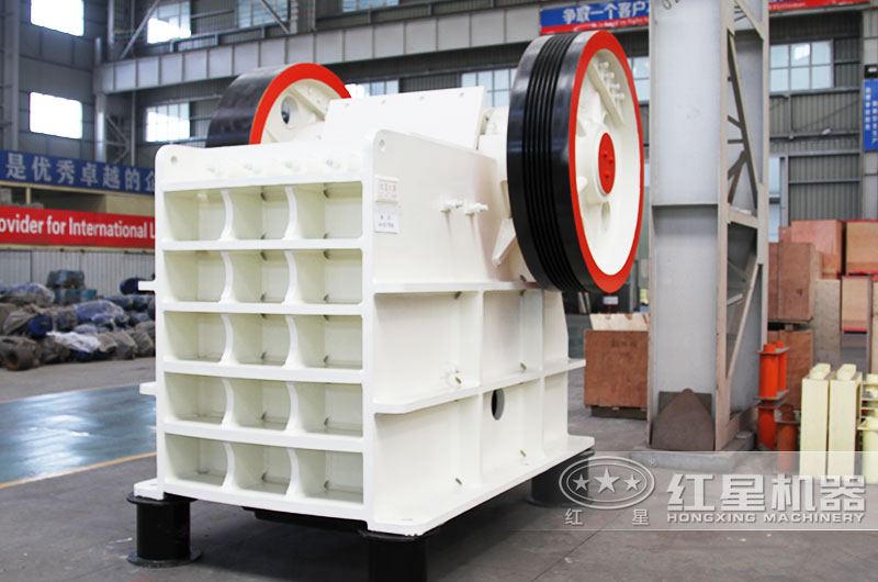 600×750的顎式破碎機生產(chǎn)能力為80-240t/h，進料口腔深