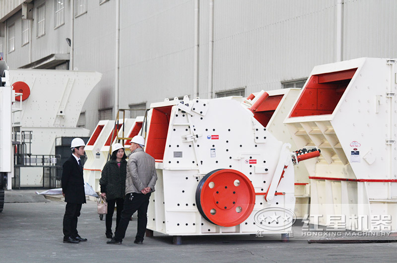 反擊式破碎機(jī)沖擊力大，石粉少