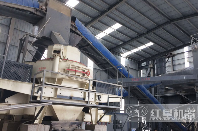 鵝卵石制砂機(jī)鞏義作業(yè)現(xiàn)場(chǎng)，密封作業(yè)更環(huán)保