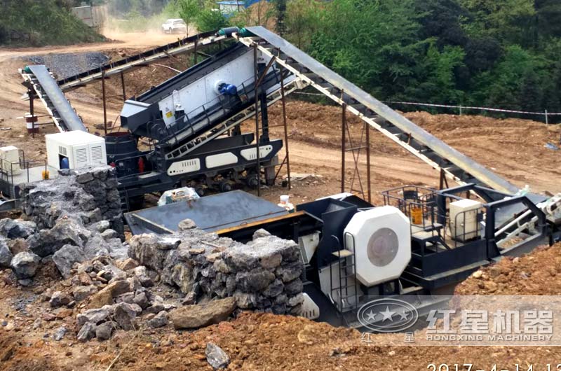 輪式移動(dòng)破碎站作業(yè)現(xiàn)場，移動(dòng)顎式破碎站和移動(dòng)反擊破雙機(jī)器搭配完成粗碎和細(xì)碎作業(yè)